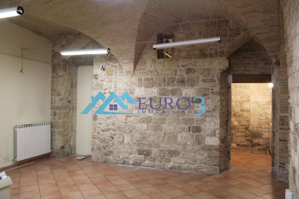 2743 - UFFICIO - AFFITTO - € 320 - ASCOLI PICENO CENTRO