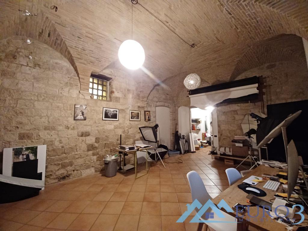 <span class='testorotoimmob'>3921 - COMMERCIAL PREMISES - RENT - ASCOLI PICENO CENTER</span>