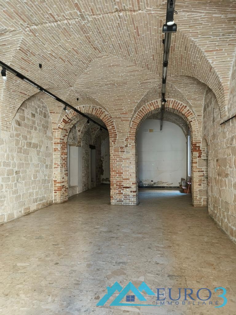 <span class='testorotoimmob'>3952 - COMMERCIAL PREMISES - RENT - ASCOLI PICENO CENTER</span>